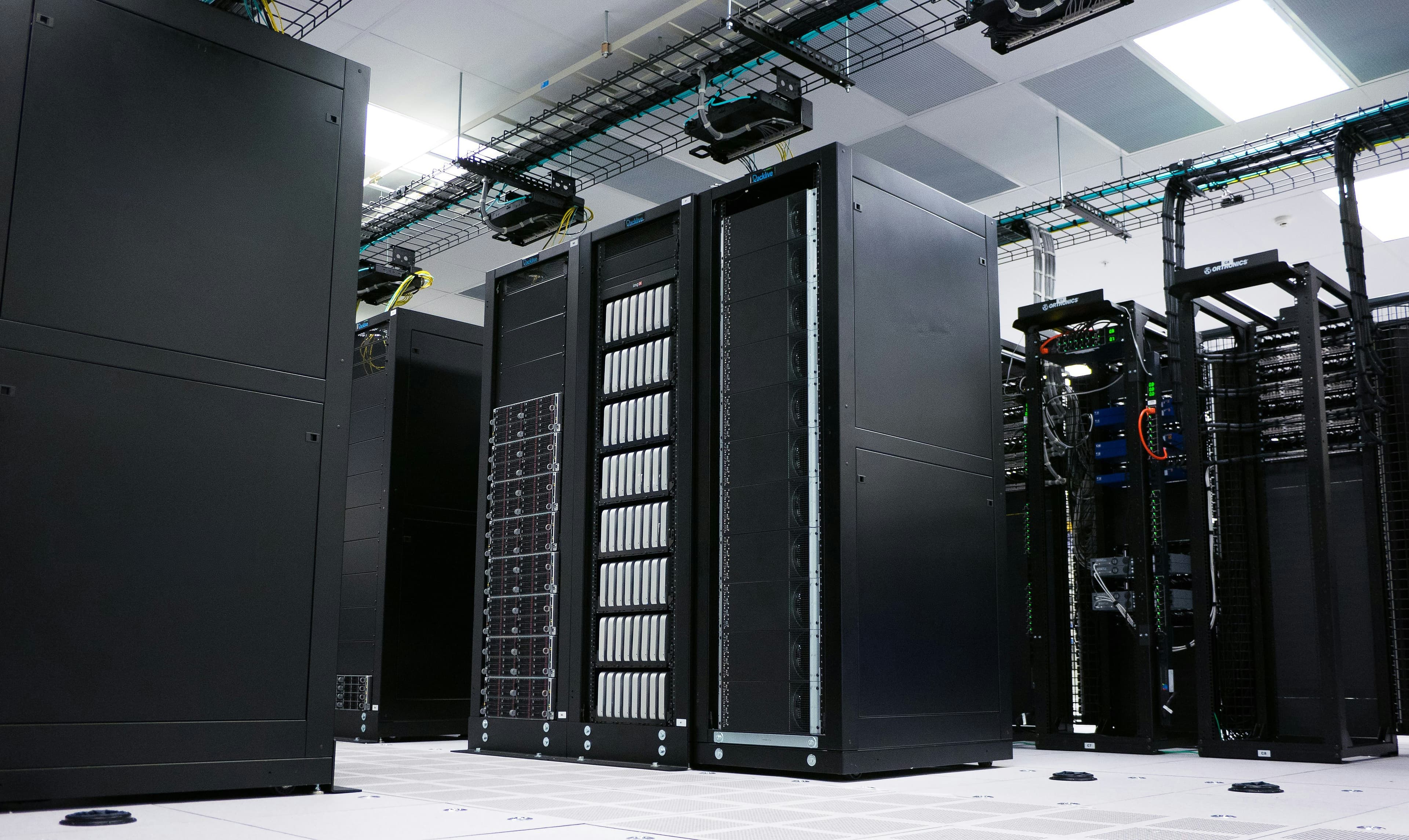 Allée de baies serveurs dans un datacenter